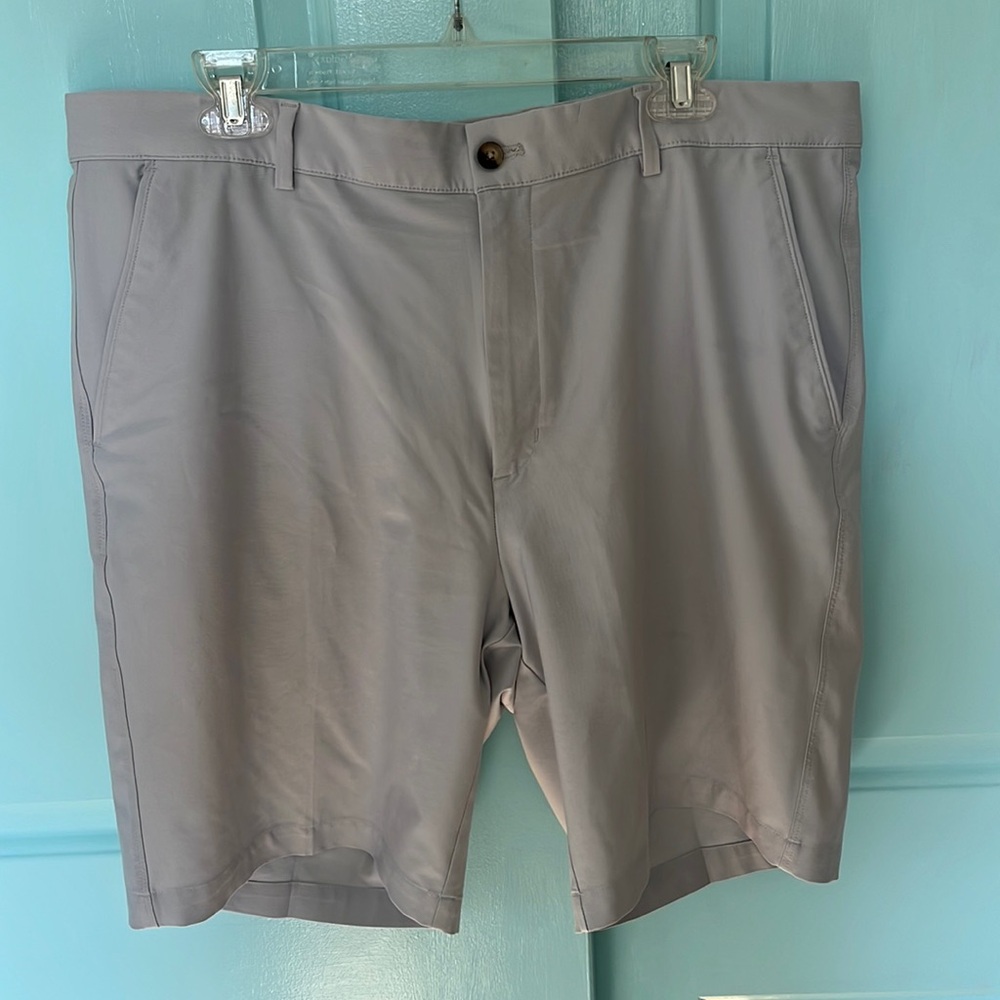 Greg Norman 9in Tech Short in Light Grey - Picture 1 of 7